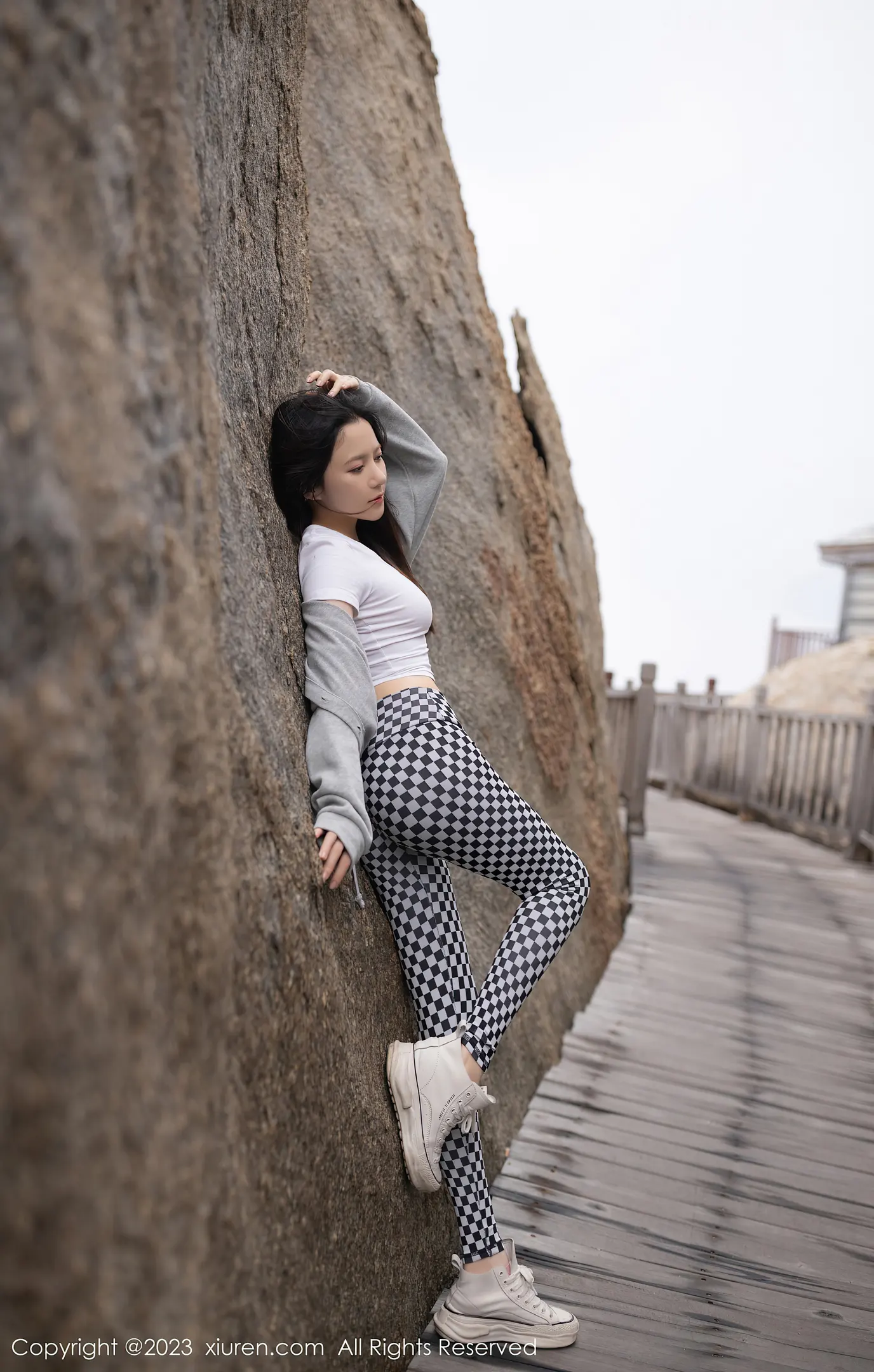 图片[4]-[XiuRen秀人网]2023.04.07 VOL.6541 鱼子酱Fish 白色紧身短袖加黑白方格运动裤性感私房写真集-秀人网官方网站